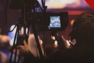 Câmera filma culto durante transmissão ao vivo; monitoramento de cultos e missas analisou 7.456 celebrações
