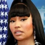 Nicki Minaj na Casa Branca: a rapper em montagem no púlpito da sala de imprensa, com a bandeira dos Estados Unidos ao fundo