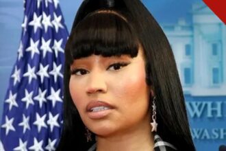 Nicki Minaj na Casa Branca: a rapper em montagem no púlpito da sala de imprensa, com a bandeira dos Estados Unidos ao fundo