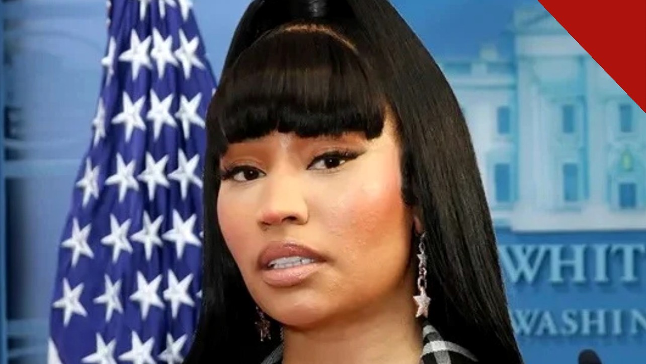 Nicki Minaj na Casa Branca: a rapper em montagem no púlpito da sala de imprensa, com a bandeira dos Estados Unidos ao fundo