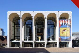 Fachada da Metropolitan Opera House, sede do programa Opera for All, no Lincoln Center, em Nova York.