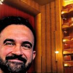 Zohran Mamdani, prefeito de Nova York, em arte do programa Opera for All com o auditório da Metropolitan Opera ao fundo