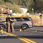 Policiais isolam a rua em frente à escola Silver Rail Elementary, em Bend, no Oregon, após o tiroteio
