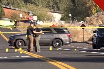 Policiais isolam a rua em frente à escola Silver Rail Elementary, em Bend, no Oregon, após o tiroteio