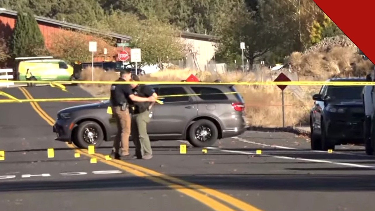 Policiais isolam a rua em frente à escola Silver Rail Elementary, em Bend, no Oregon, após o tiroteio