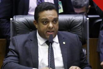 O deputado Otoni de Paula falando na Câmara dos Deputados