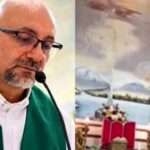 Padre Patricio Sánchez Molinari em oração durante celebração, ao lado do altar onde a cruz cai sobre padre durante missa em Guayaquil