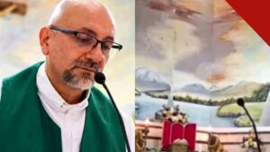 Padre Patricio Sánchez Molinari em oração durante celebração, ao lado do altar onde a cruz cai sobre padre durante missa em Guayaquil
