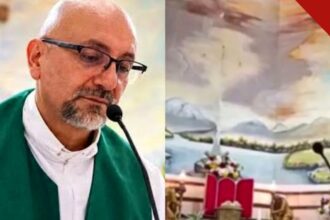 Padre Patricio Sánchez Molinari em oração durante celebração, ao lado do altar onde a cruz cai sobre padre durante missa em Guayaquil