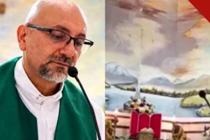 Padre Patricio Sánchez Molinari em oração durante celebração, ao lado do altar onde a cruz cai sobre padre durante missa em Guayaquil