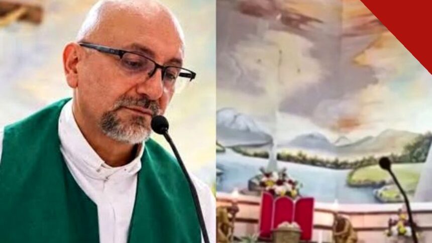 Padre Patricio Sánchez Molinari em oração durante celebração, ao lado do altar onde a cruz cai sobre padre durante missa em Guayaquil
