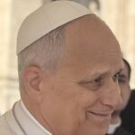 O Papa Leão XIV sorrindo durante audiência no Vaticano