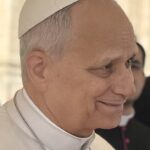 Papa Leão XIV de perfil, com batina branca e solidéu, durante audiência no Vaticano