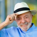 Presidente Lula anuncia o Pé-de-Meia universitário em vídeo cercado por estudantes.
