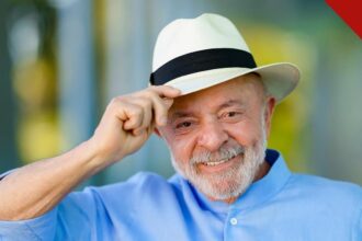 Presidente Lula anuncia o Pé-de-Meia universitário em vídeo cercado por estudantes.