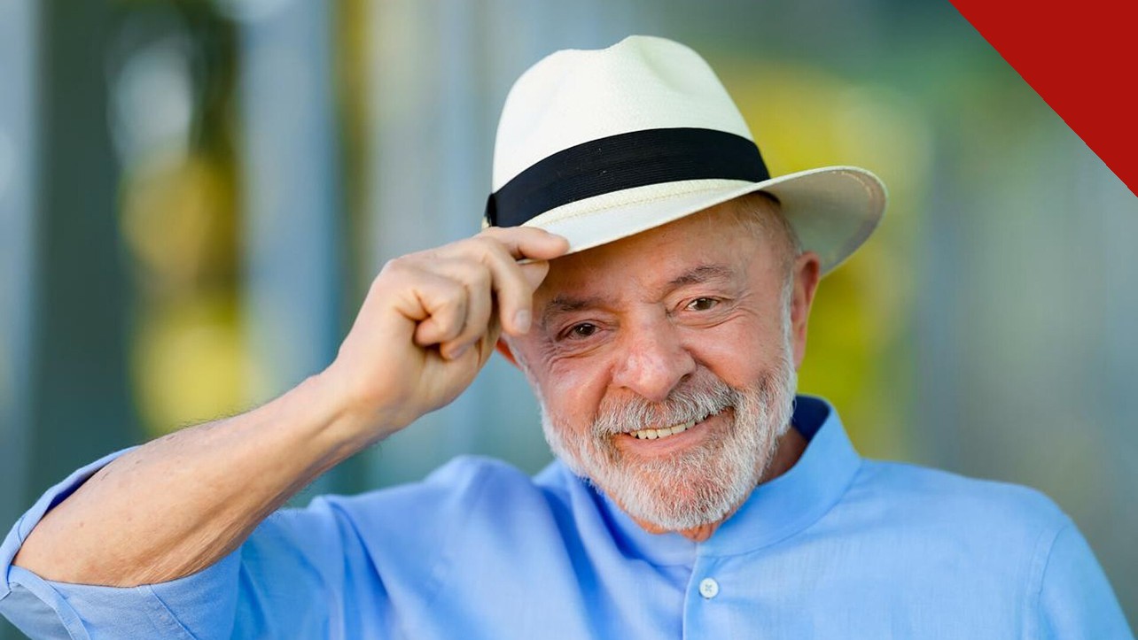 Presidente Lula anuncia o Pé-de-Meia universitário em vídeo cercado por estudantes.