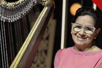 morre Sara Araújo: a cantora gospel pioneira sorrindo ao lado de uma harpa, de vestido rosa