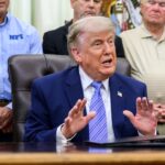 Donald Trump no Salão Oval durante o anúncio das Trump Accounts
