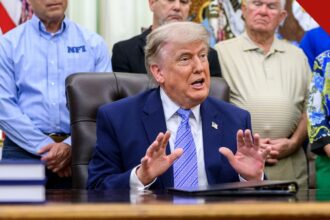 Donald Trump no Salão Oval durante o anúncio das Trump Accounts
