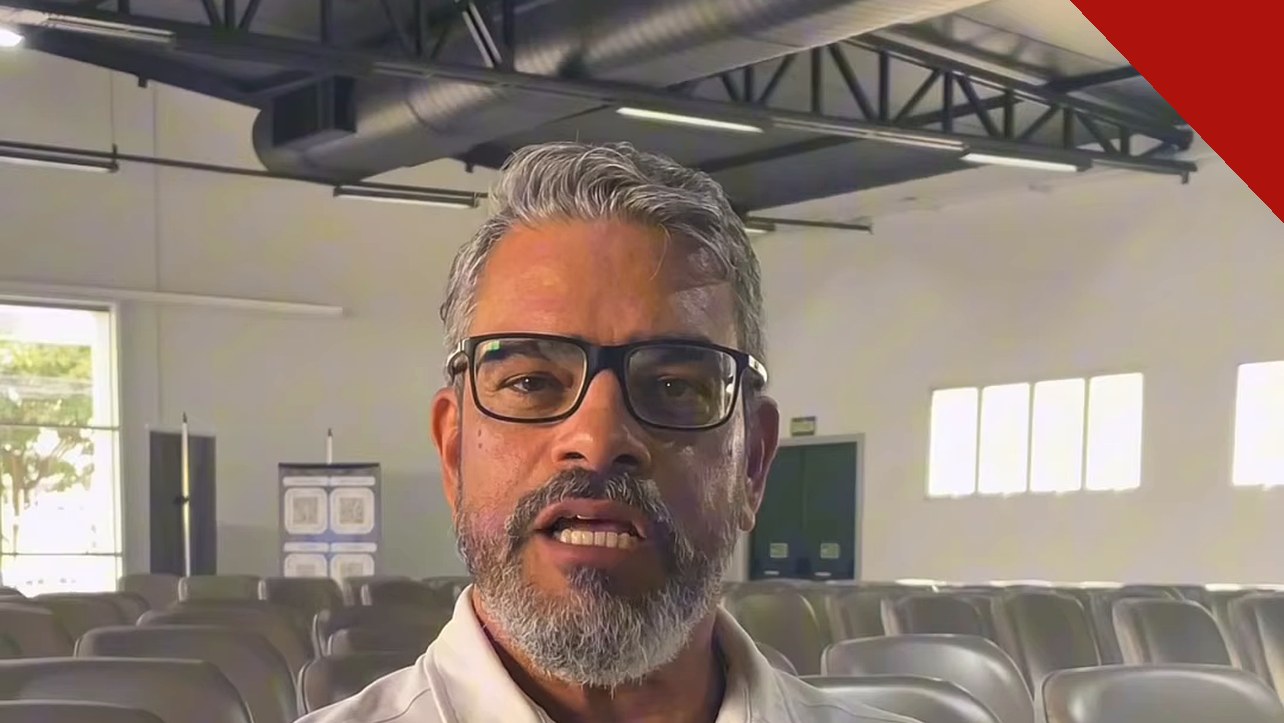 Usiel Carneiro anuncia aposentadoria: pastor durante o vídeo gravado no auditório da Igreja da Praia, em Vitória