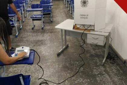 o que levar para votar: seção eleitoral com terminal da urna eletrônica e cabina de votação em Itajubá (MG)