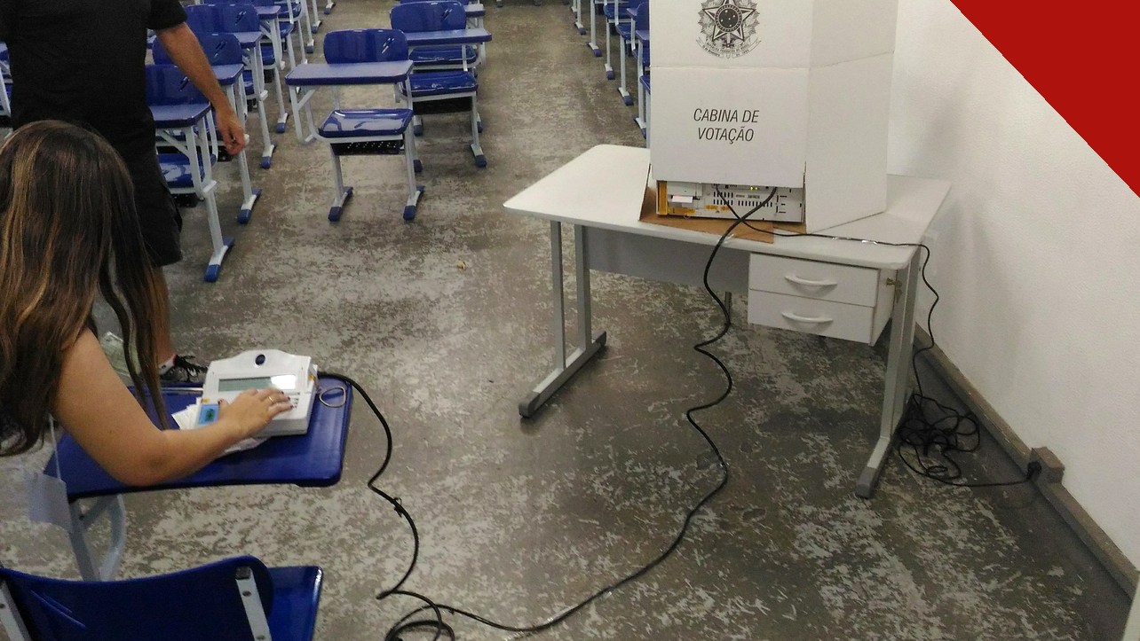 o que levar para votar: seção eleitoral com terminal da urna eletrônica e cabina de votação em Itajubá (MG)