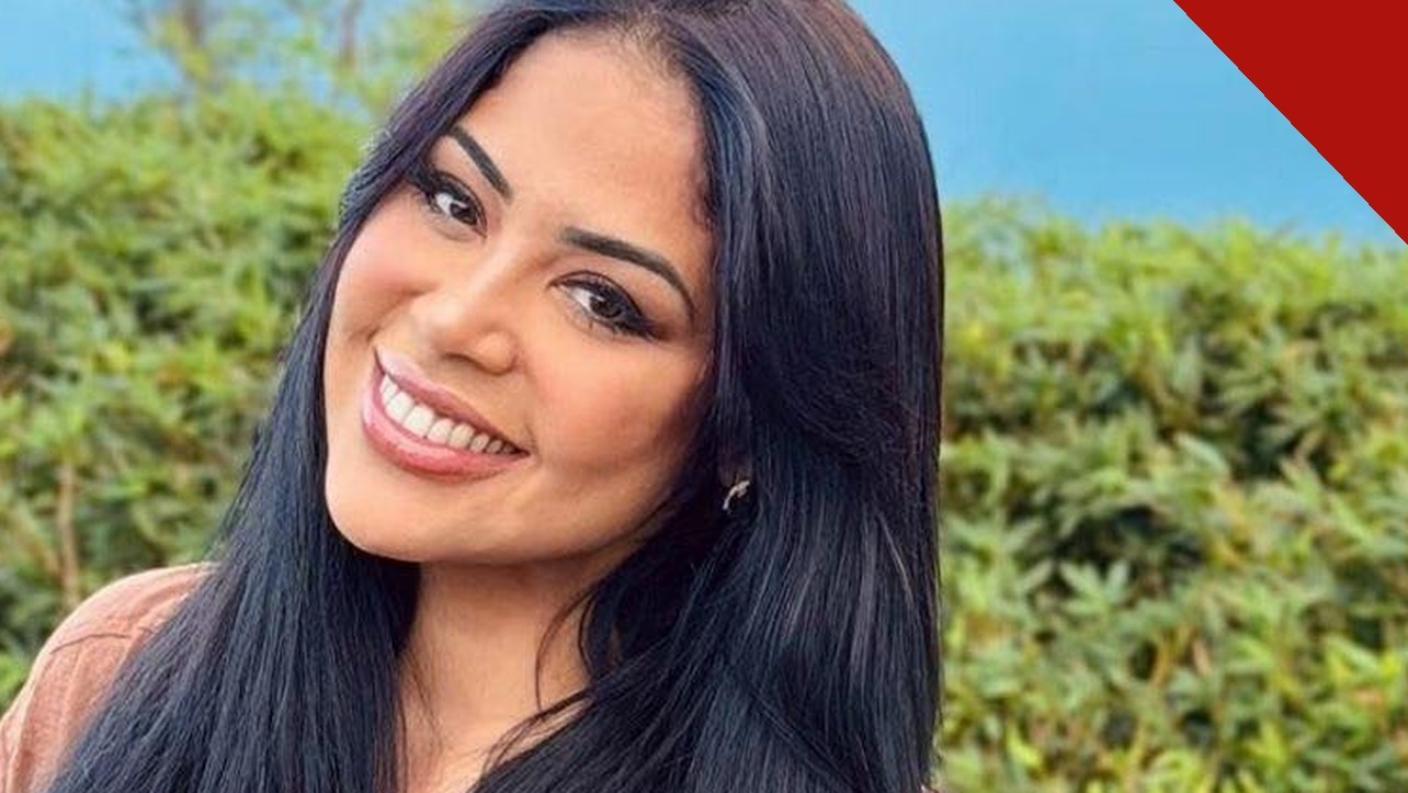 Retrato da cantora gospel Gisele Nascimento sorrindo ao ar livre