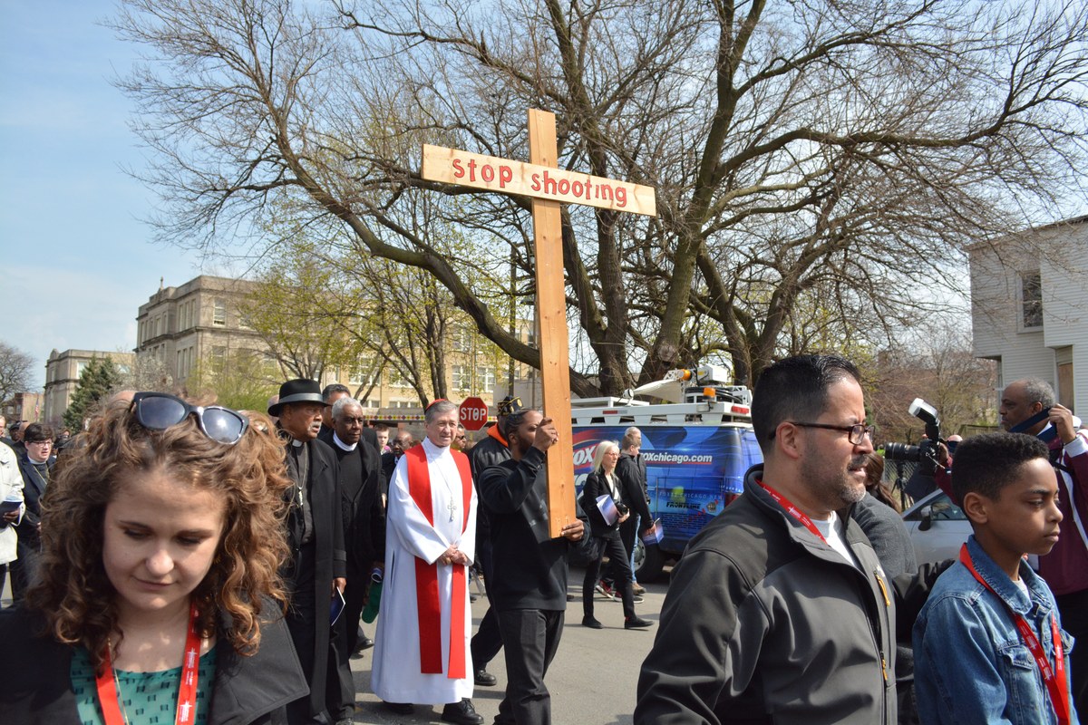cardeal de Chicago homenageia doador pró-aborto em jantar de seminário, e a imagem mostra o cardeal Blase Cupich participando de uma marcha pela paz em Chicago