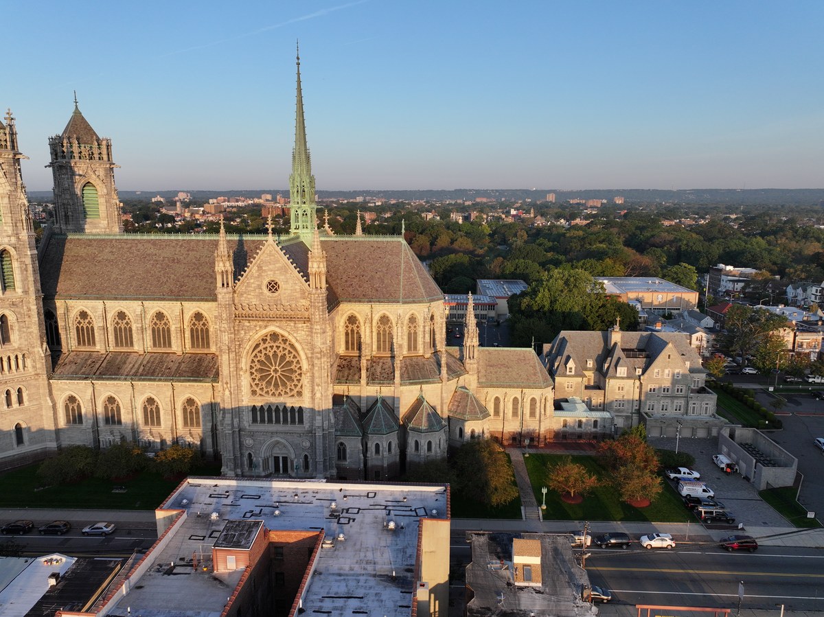 cardeal Tobin pede orações antes de cirurgia no rim, e a imagem mostra a Catedral Basílica do Sagrado Coração, em Newark, sede da arquidiocese comandada pelo cardeal