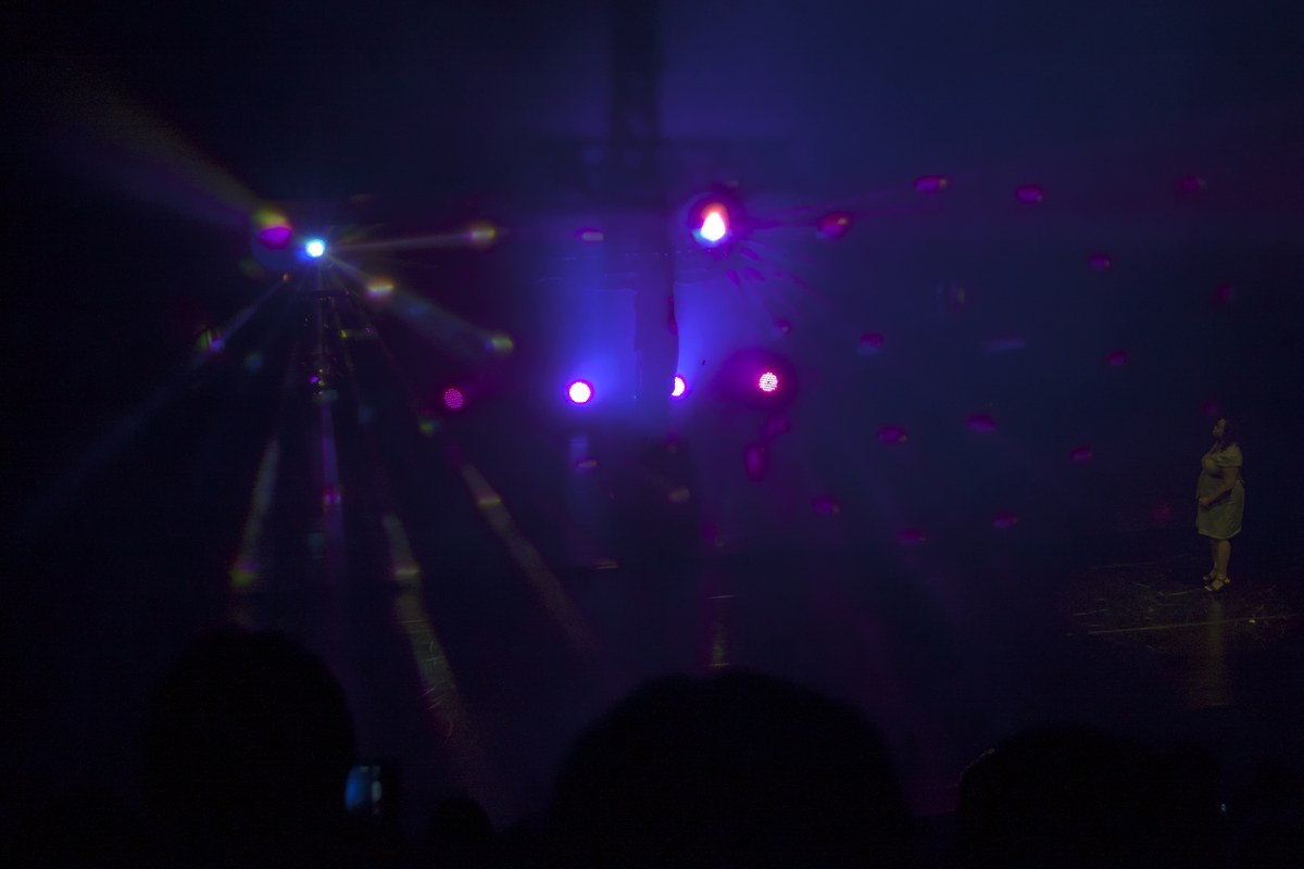 Carl Lentz fala de cinco anos de julgamento público, e a imagem mostra um culto da Hillsong em Londres, igreja da qual Lentz foi pastor em Nova York