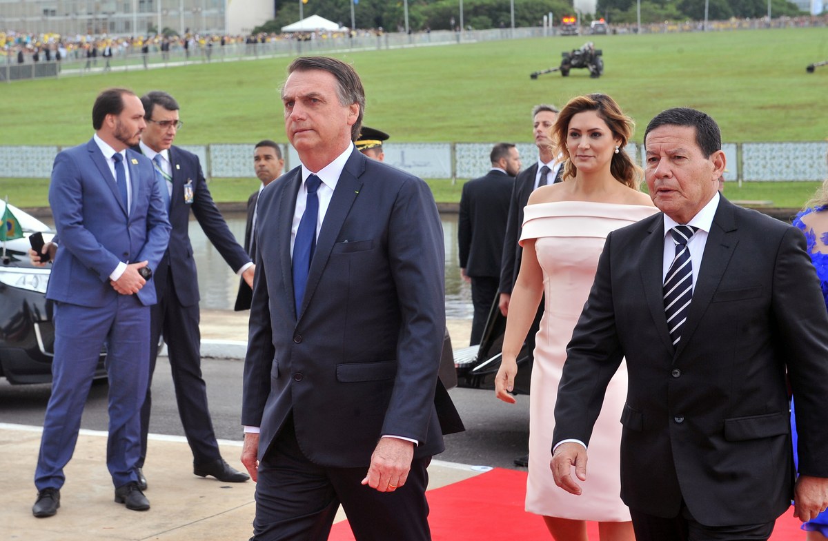 Carlos Bolsonaro critica sistema político, com foto de arquivo de Jair Bolsonaro ao lado de Carlos Bolsonaro, Hamilton Mourão e Michelle Bolsonaro