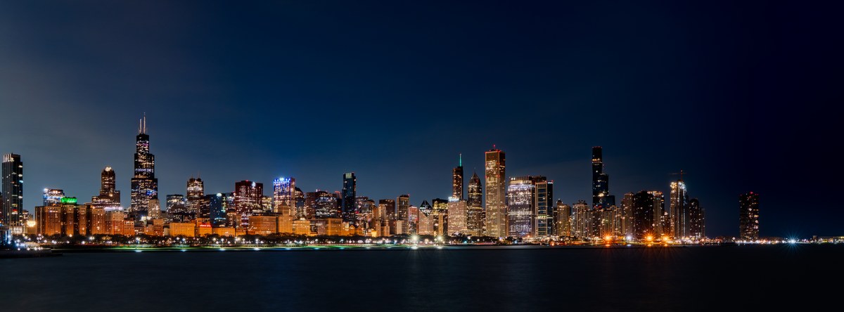católicos de Chicago levam histórias de migrantes ao Papa, e a imagem mostra o horizonte de Chicago, cidade de origem da delegação e do próprio Papa Leão XIV