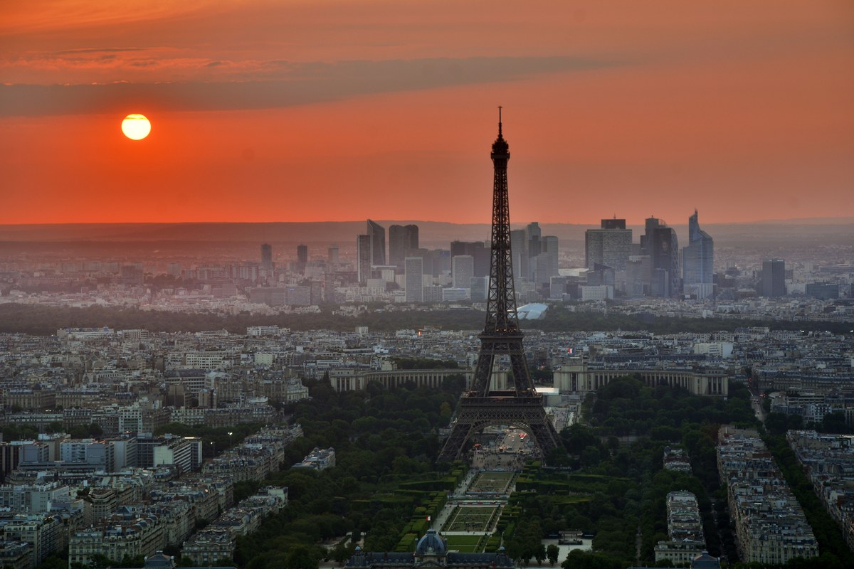 Céline Dion arrecada 125 milhões de dólares em Paris na residência na Plenitude Arena, e a imagem mostra a Torre Eiffel e o céu de Paris ao entardecer, em foto de arquivo da capital francesa