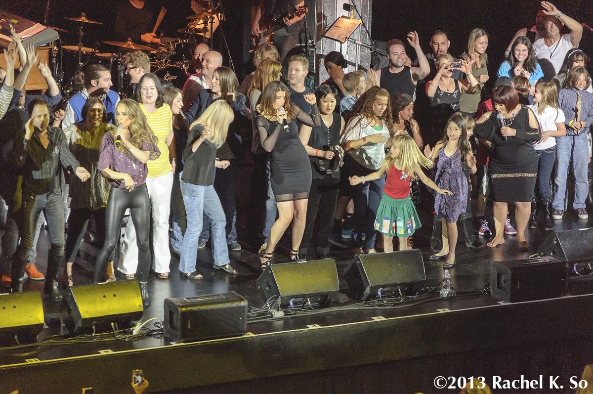 Chynna Phillips pede que Billy Baldwin se volte para Jesus, e a imagem mostra o grupo Wilson Phillips, do qual Chynna faz parte, em apresentação no Saban Theatre, nos Estados Unidos, em 2013