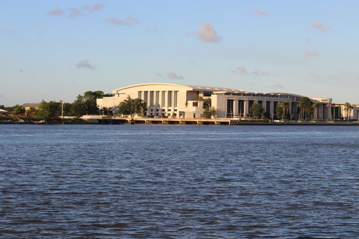 cinco frades mortos há 430 anos avançam rumo à santidade, e a imagem mostra o Centro de Convenções de Savannah, na Geórgia, onde a missa de beatificação será celebrada por causa do tamanho do público esperado