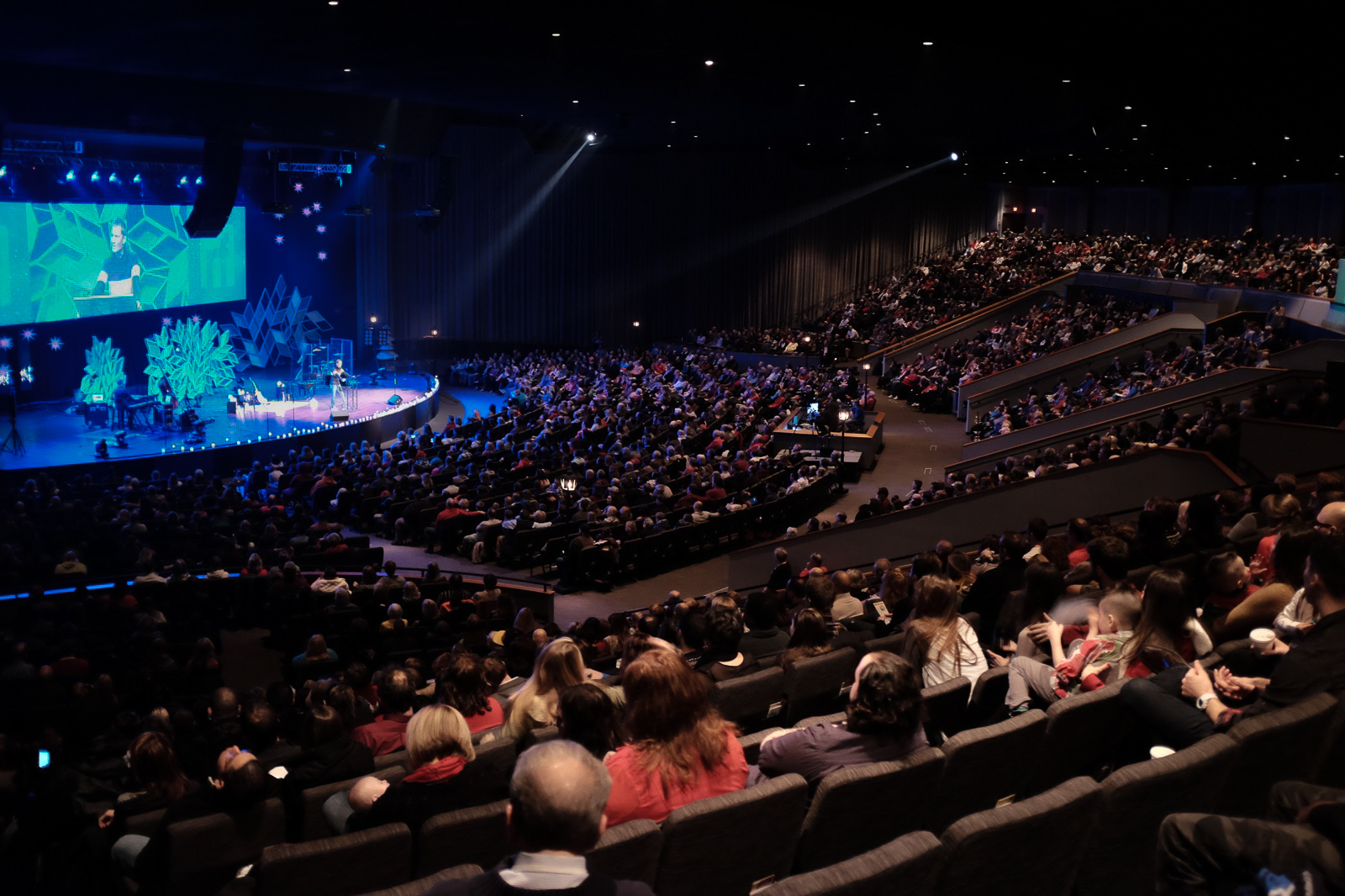 Fiéis durante culto em igreja nos Estados Unidos