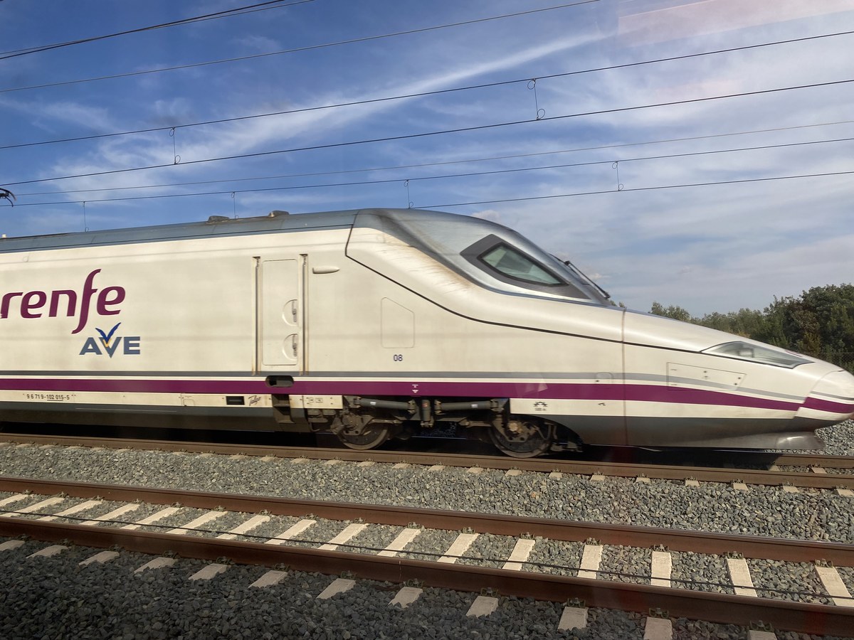 colisão de trens na Espanha deixa 68 mortos, e a imagem mostra um trem AVE da Renfe parado na estação de Antequera, no sul da Espanha