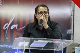 Missionária Cristina Maranhão pregando
