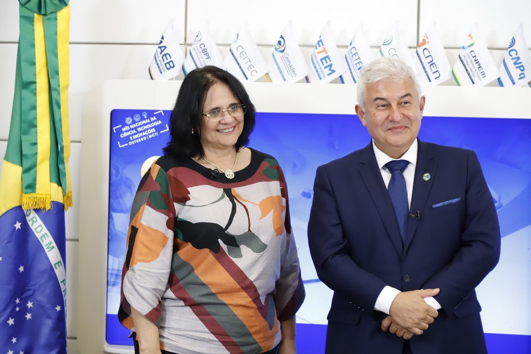 Damares Alves em evento oficial durante o período em que comandou ministério, em matéria sobre a reação de Damares Alves à derrota de Flávio
