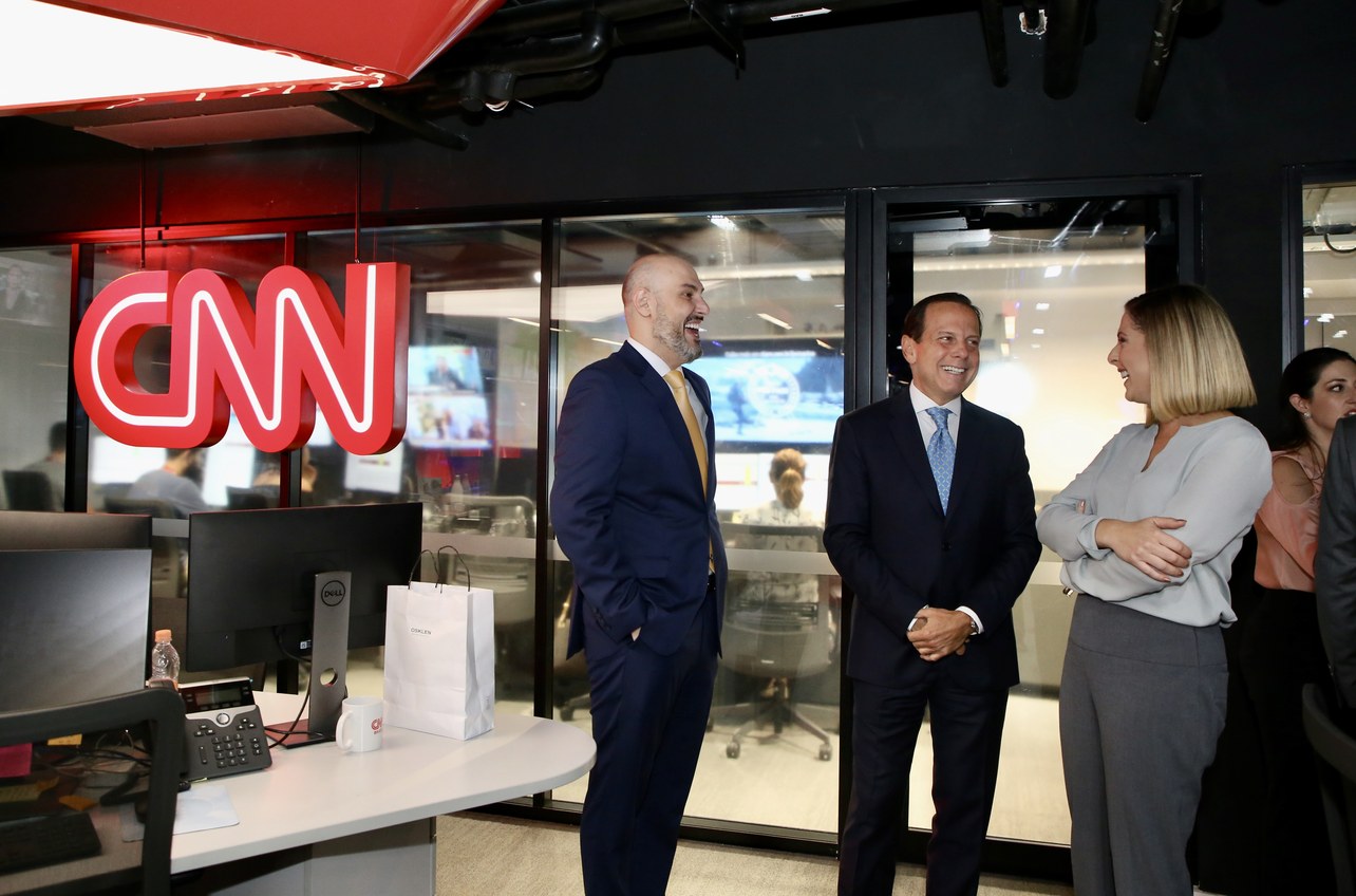 Daniela Lima na redação da CNN Brasil com Douglas Tavolaro e João Doria