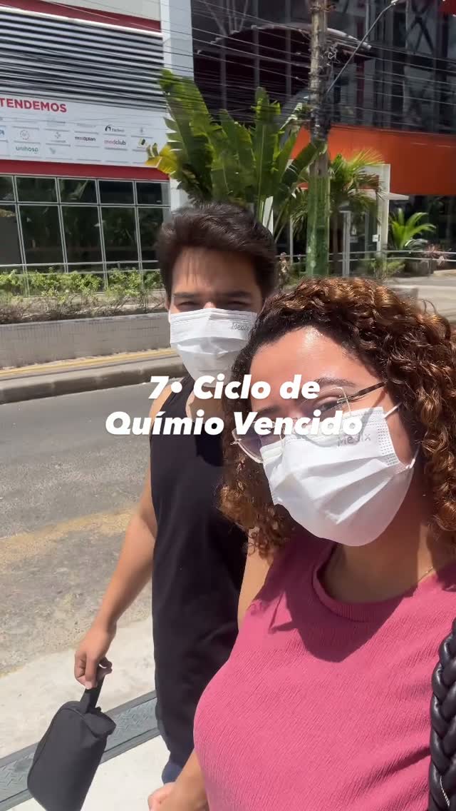 Danillo Martins e a esposa Ananda Castro, de máscara, a caminho do hospital no dia do sétimo ciclo de quimioterapia