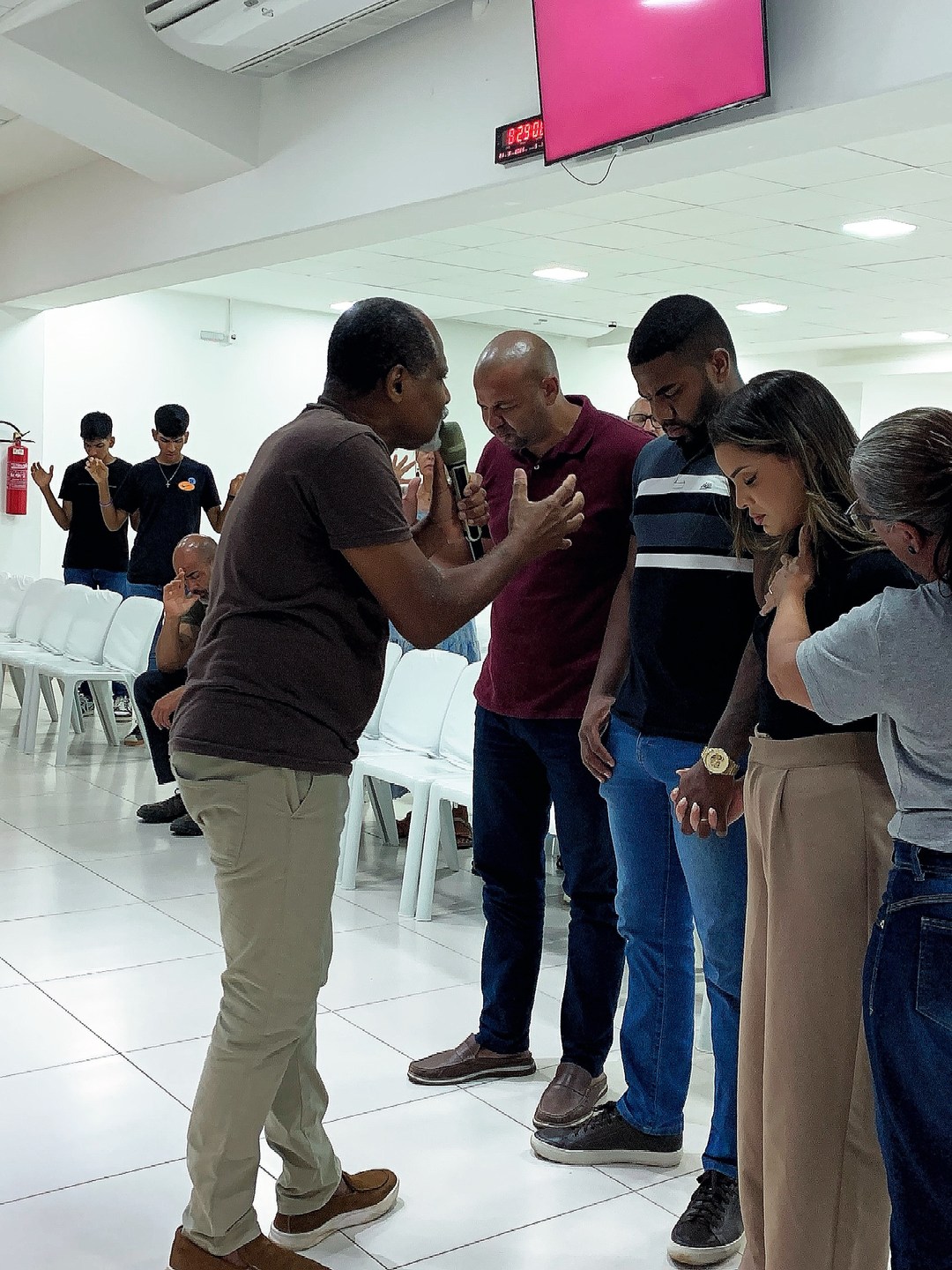Foto completa da publicação em que Davi Brito se converteu: casal recebe oração durante culto em Salvador