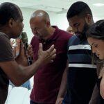 Davi Brito se converteu: Davi Brito e Emilly Araújo de cabeça baixa recebendo oração em igreja de Salvador