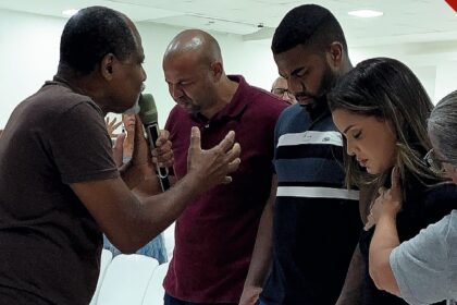 Davi Brito se converteu: Davi Brito e Emilly Araújo de cabeça baixa recebendo oração em igreja de Salvador