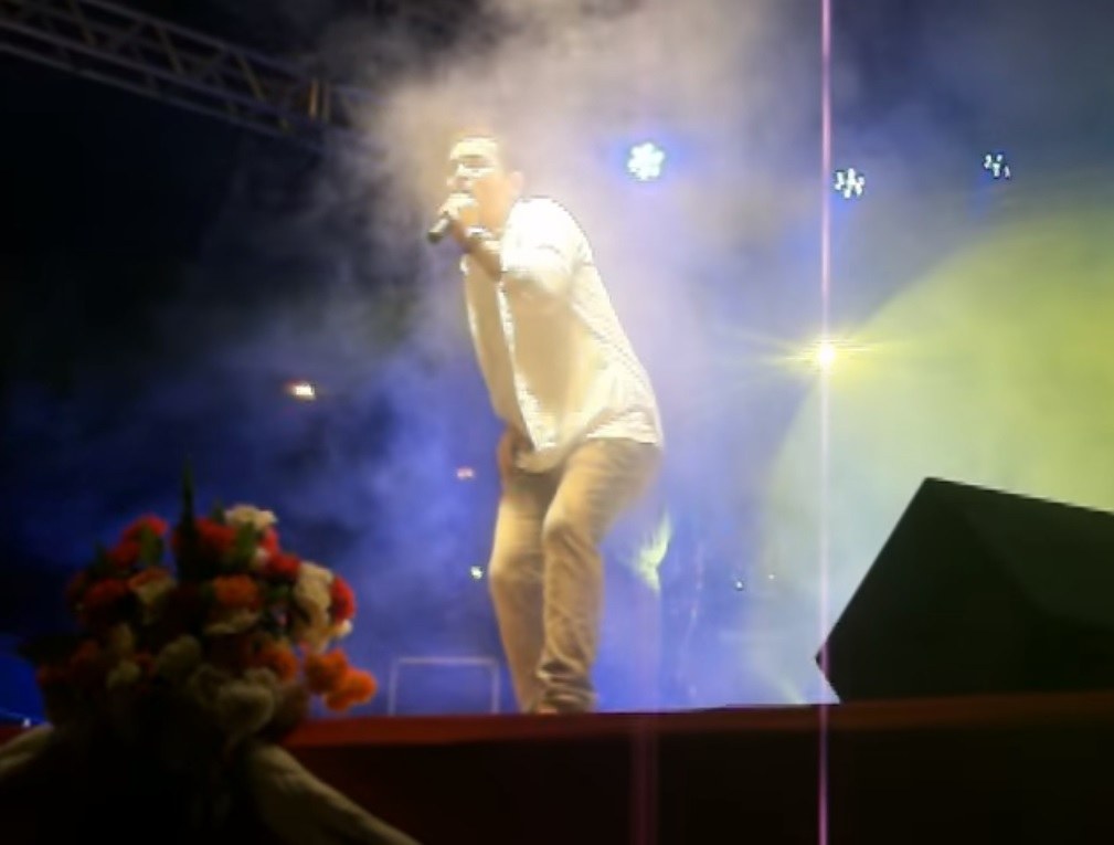 Davi Sacer ironiza reação do mercado após a reeleição de Lula, e a imagem mostra o cantor Davi Sacer em show em 2011