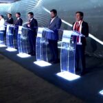 Palco de debate presidencial com candidatos nos púlpitos