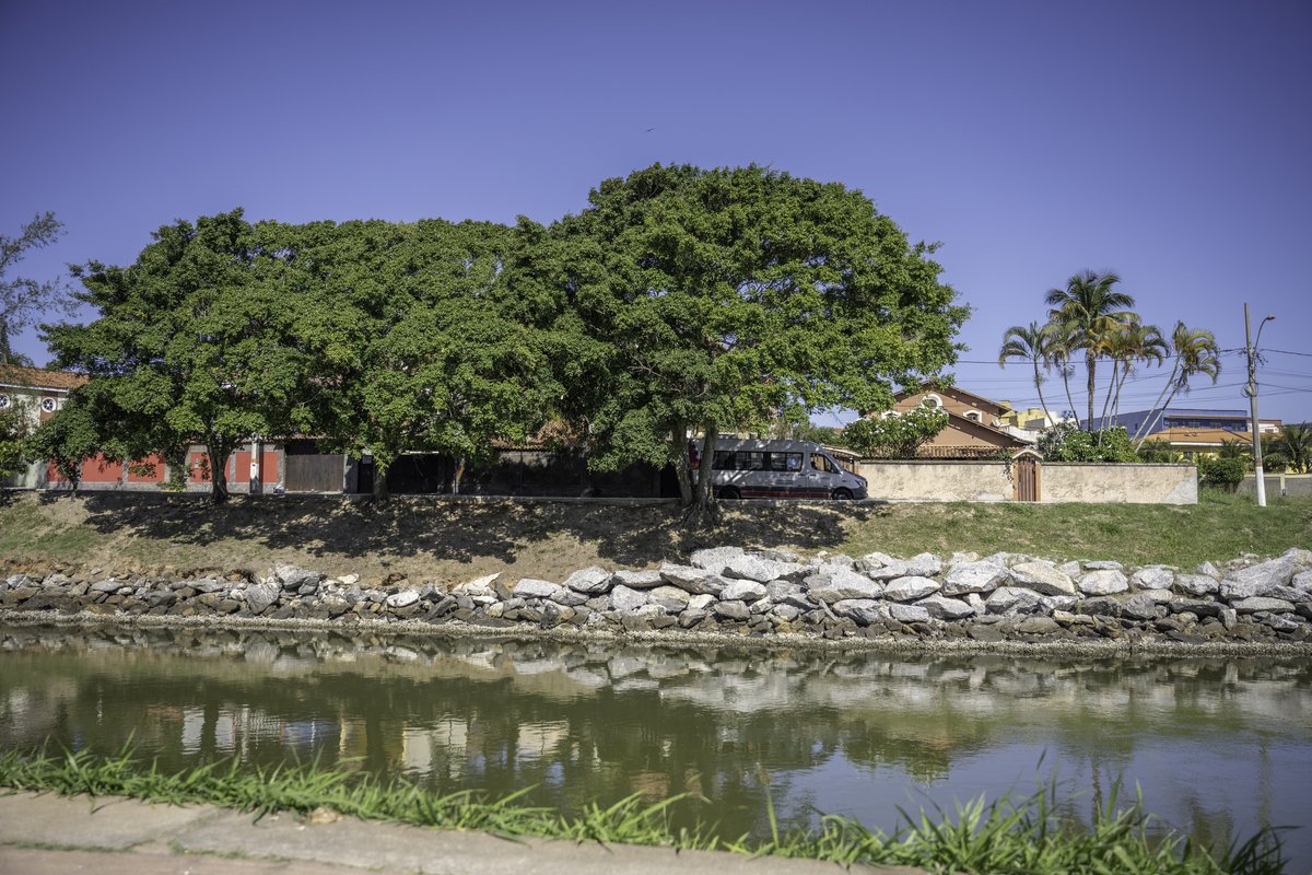 Casas à beira do canal de Ponta Negra, em Maricá, cidade do Rio de Janeiro onde Debby Lagranha mora e se trata
