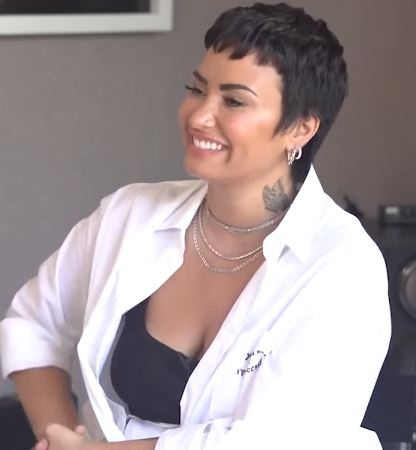 Demi Lovato é hospitalizada após reação alérgica possível a maracujá ou sushi, e a imagem mostra a cantora Demi Lovato em retrato de 2020