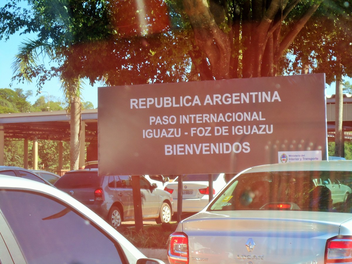 Placa de boas-vindas do passo internacional entre Puerto Iguazú e Foz do Iguaçu