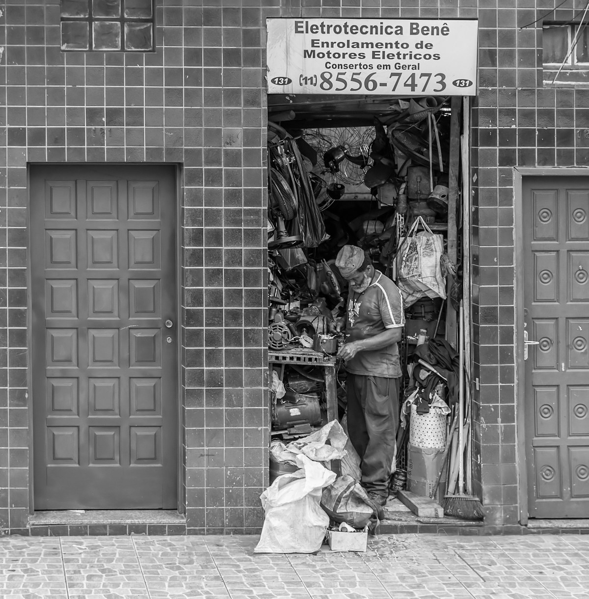 desemprego cai para 5,2% no Brasil e o número de ocupados bate recorde histórico, e a imagem mostra um eletricista trabalhando em oficina em São Paulo, em foto ilustrativa de arquivo
